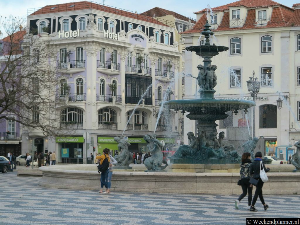Het centrale plein Rossio. Als je hier in de buurt een hotel hebt zijn alle attracties in de binnenstad lopend te bereiken.Tip: De beste plek voor een hotel in het centrum van Lissabon.